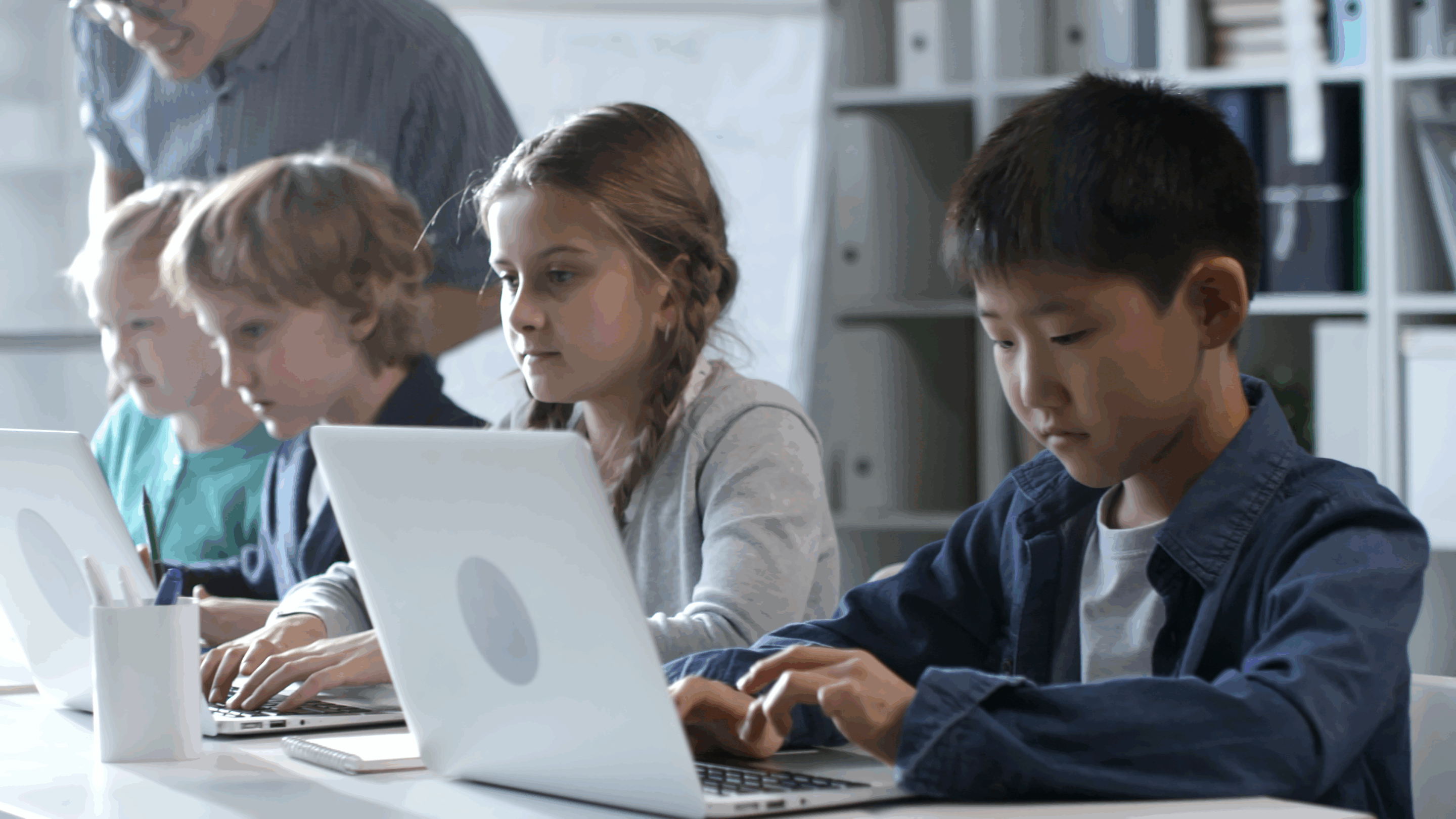 Des enfants travaillent sur des ordinateurs